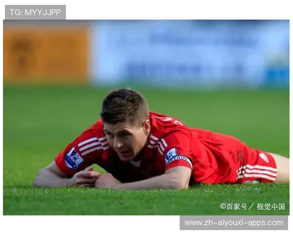 世界冠军领奖却滑倒！奖杯掉地上